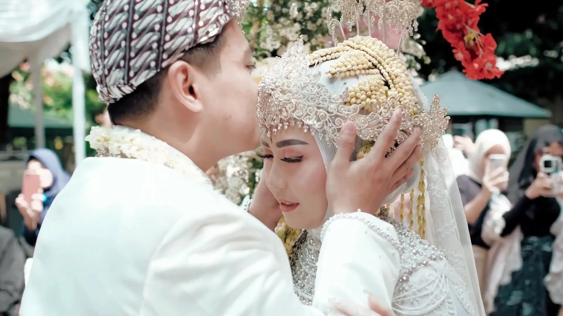 Pengantin pria mencium kening pengantin wanita setelah akad