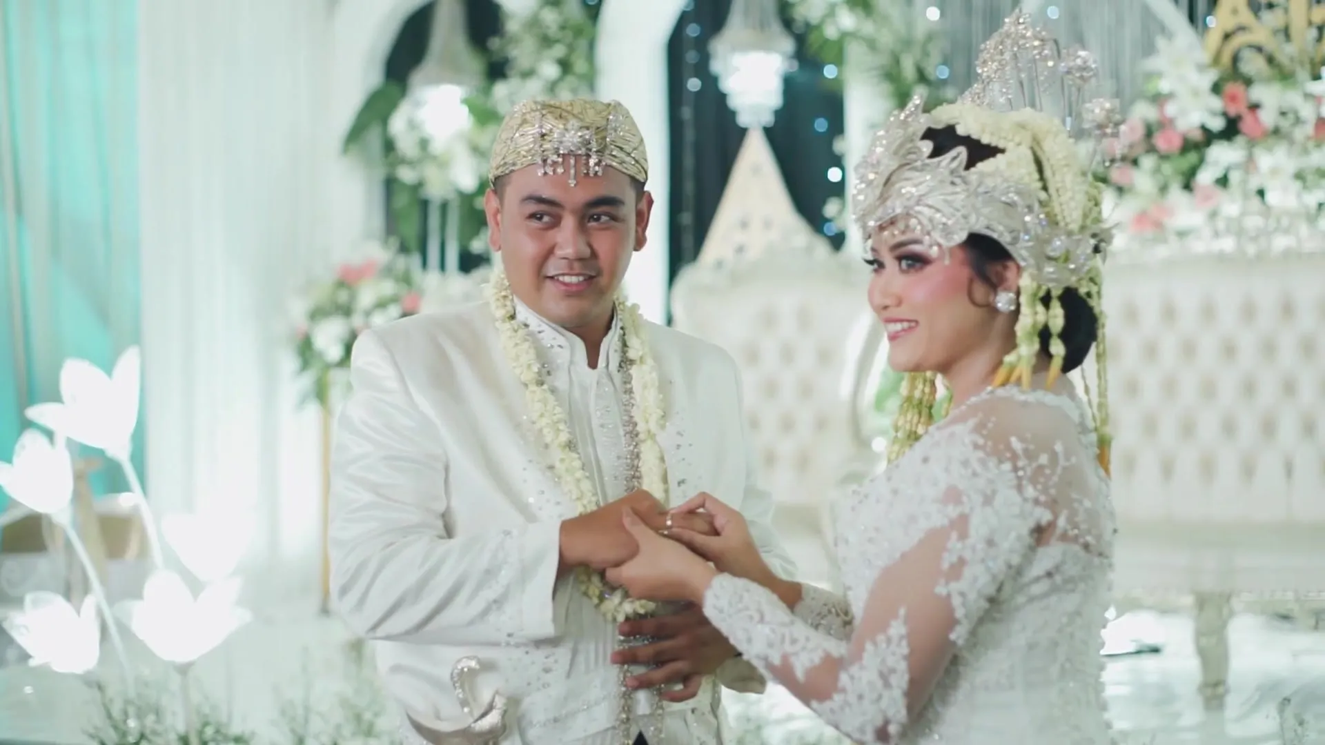 Pengantin bersalaman setelah akad