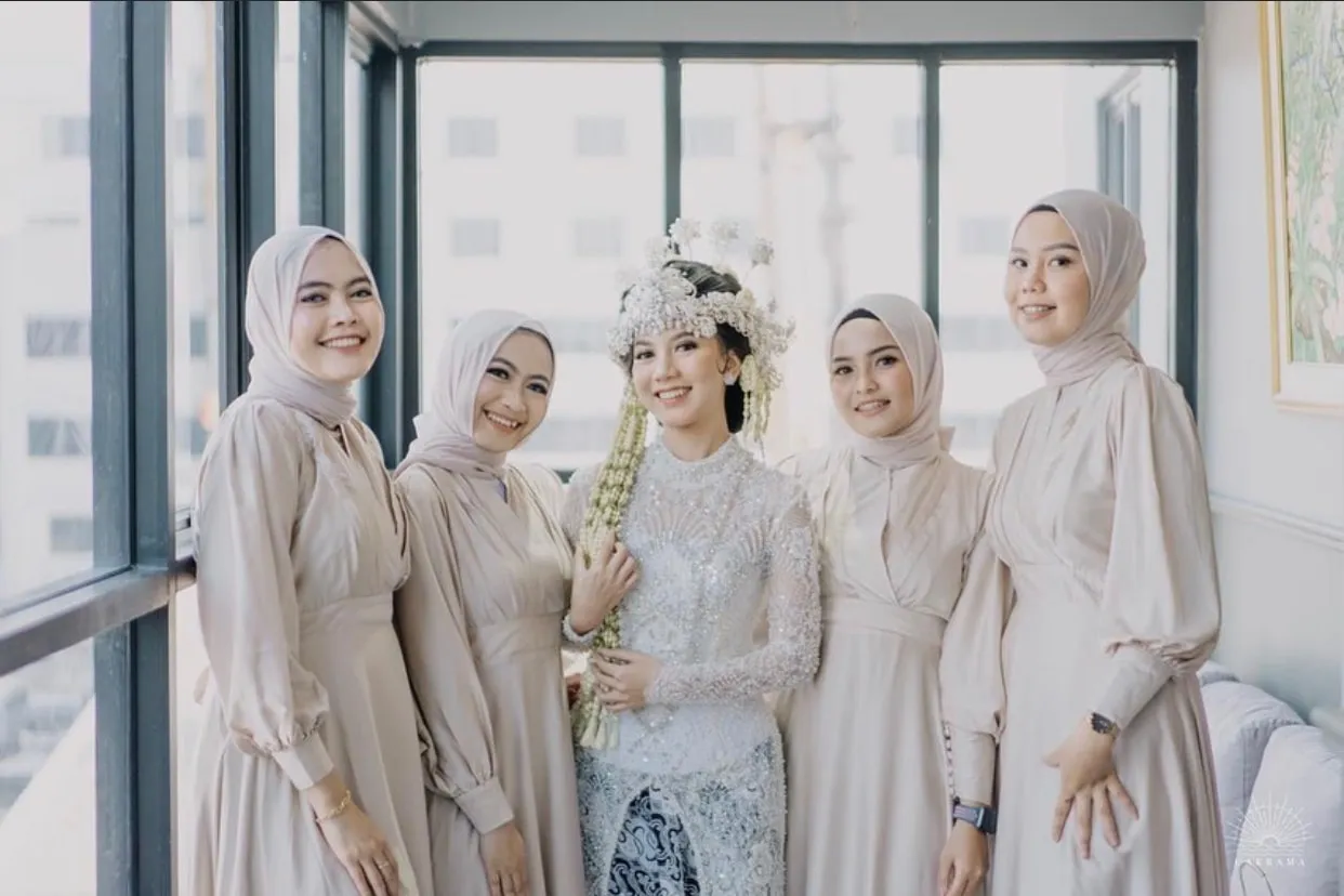 Pengantin wanita bersama para pengiring