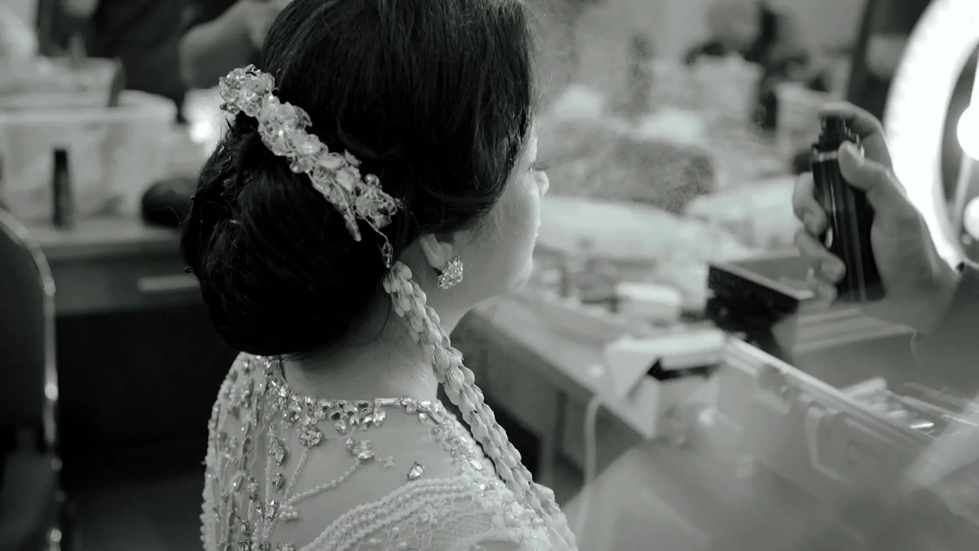 Foto hitam putih sanggul pengantin