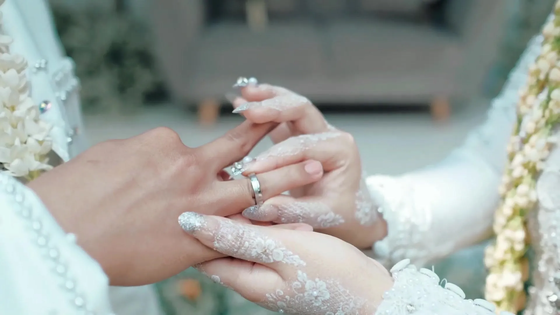Tangan pengantin dengan cincin pernikahan