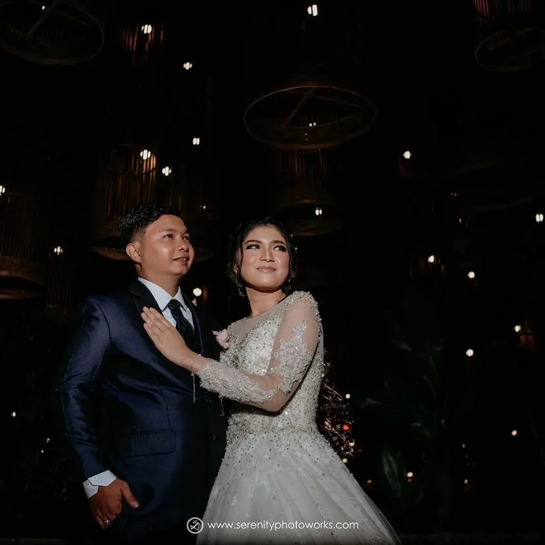 Pasangan pengantin di bawah lampu malam