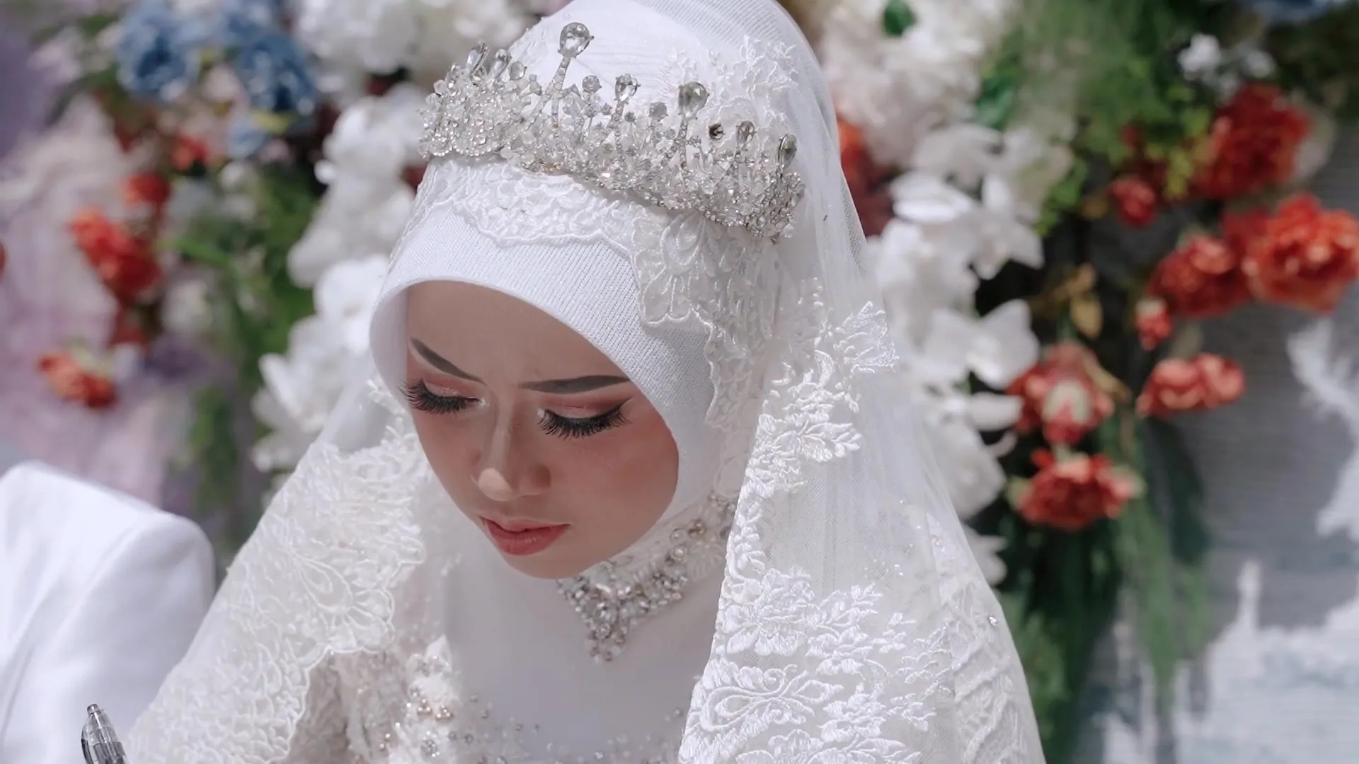 Pengantin berhijab putih dengan tiara