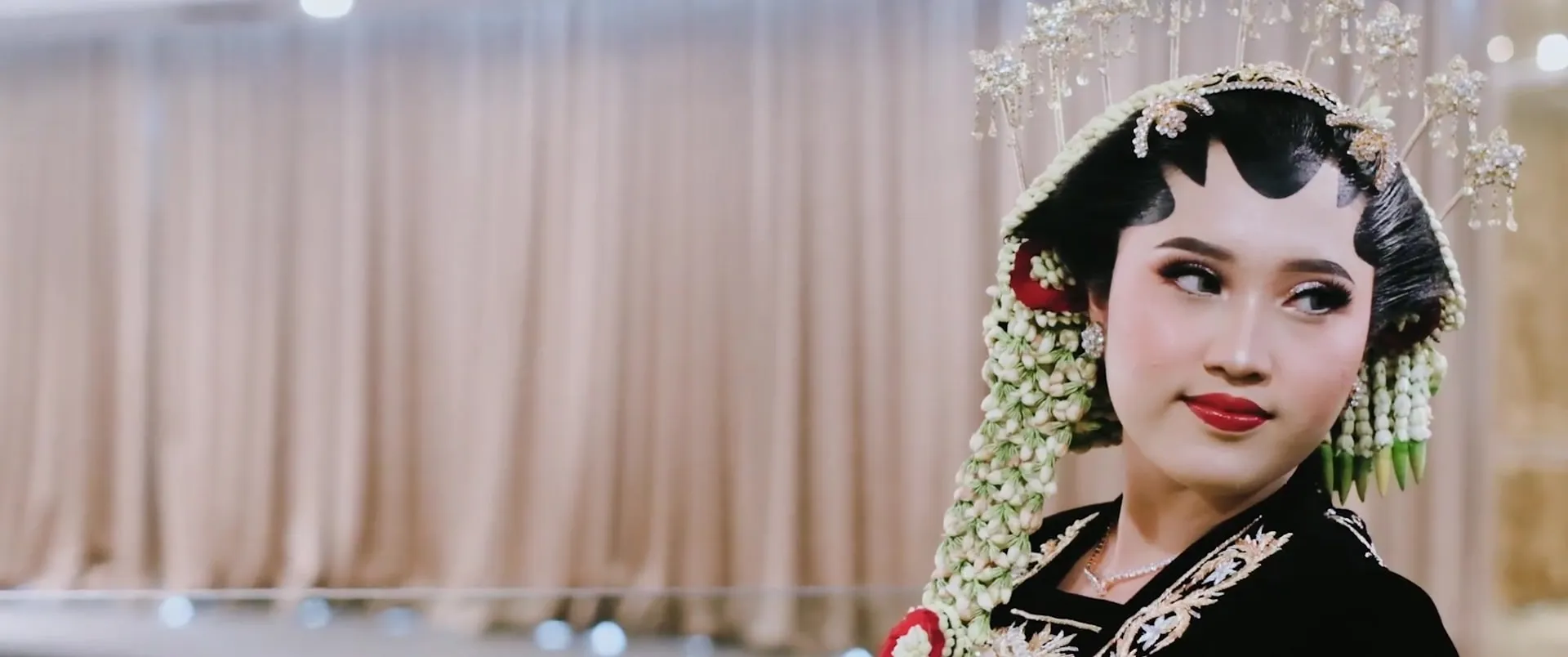 Pengantin wanita dengan paes Jawa dan ronce melati