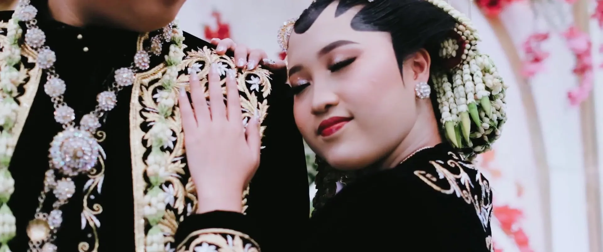 Pengantin wanita adat Jawa bersandar di bahu pengantin pria