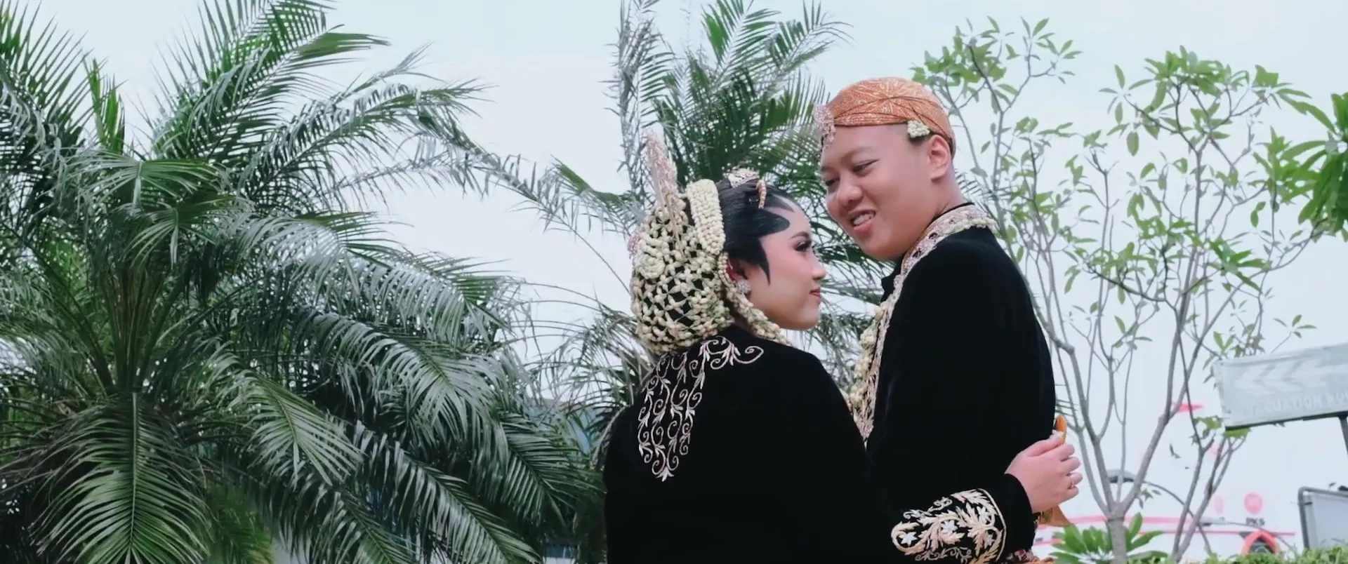 Pasangan pengantin adat Jawa di taman