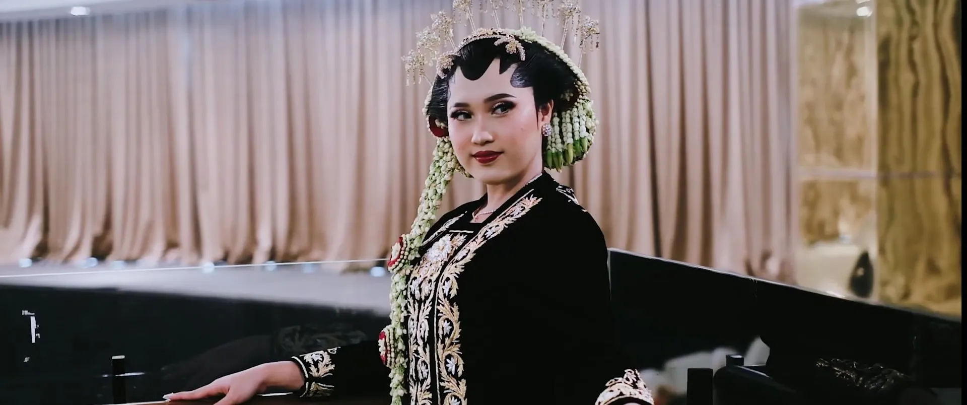 Pengantin wanita adat Jawa di depan tirai