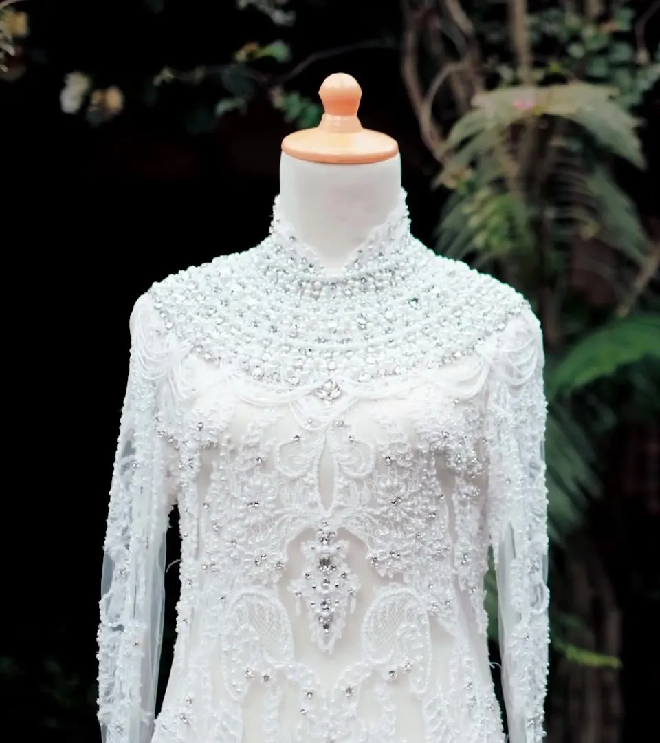 Kebaya putih berpayet di manekin