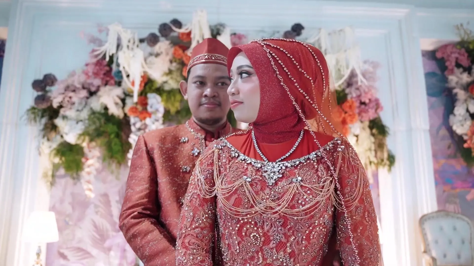 Pasangan pengantin berbusana merah