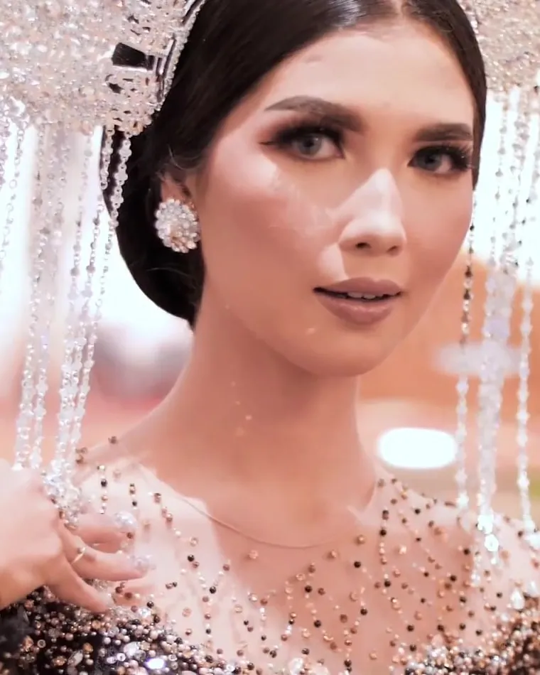 Model berias resepsi dengan hiasan kepala menjuntai