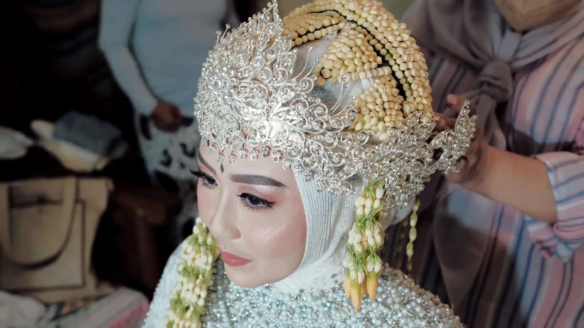 Pengantin wanita berhijab dengan siger Sunda