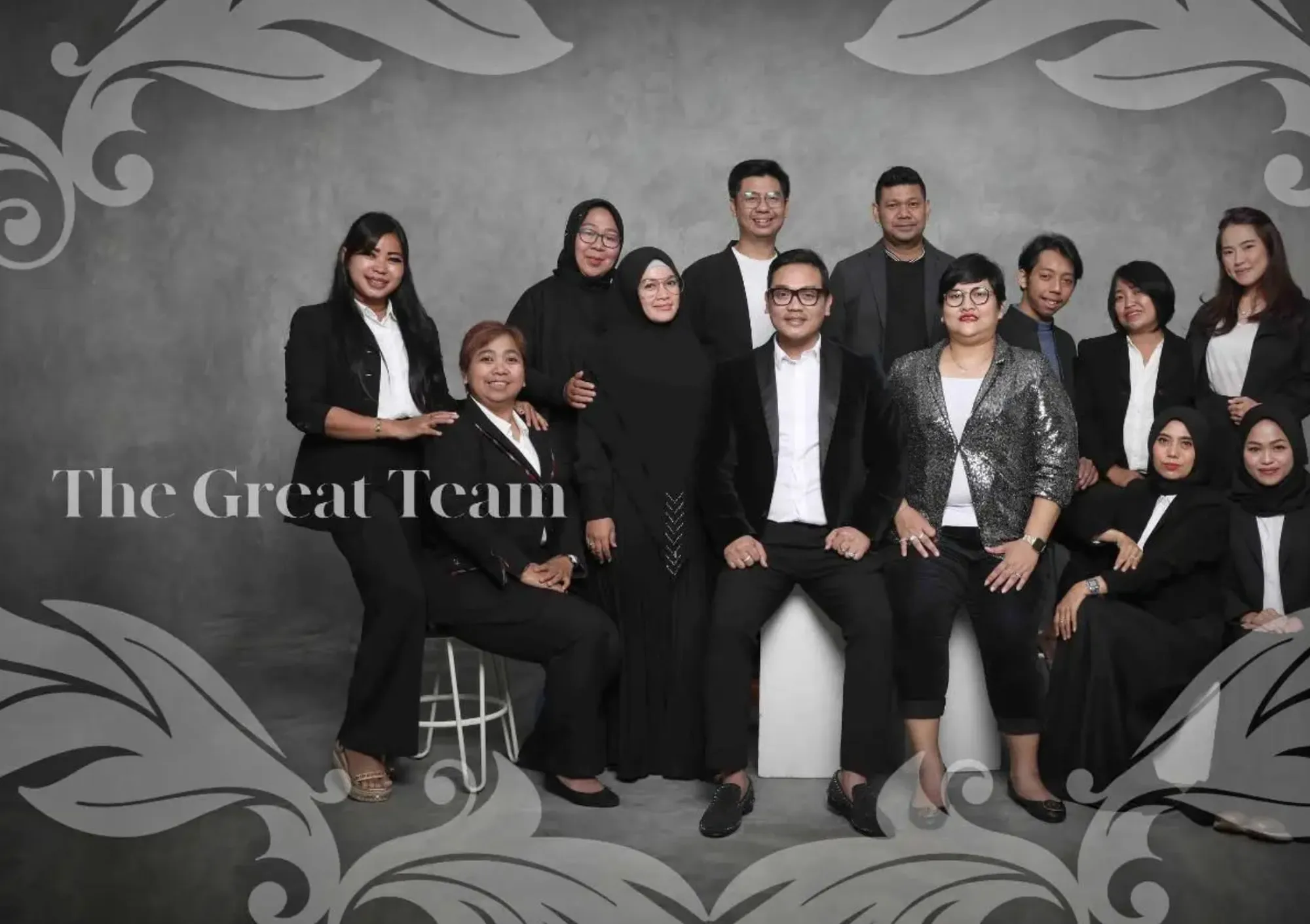 Tim House of Verza berfoto bersama dalam busana hitam