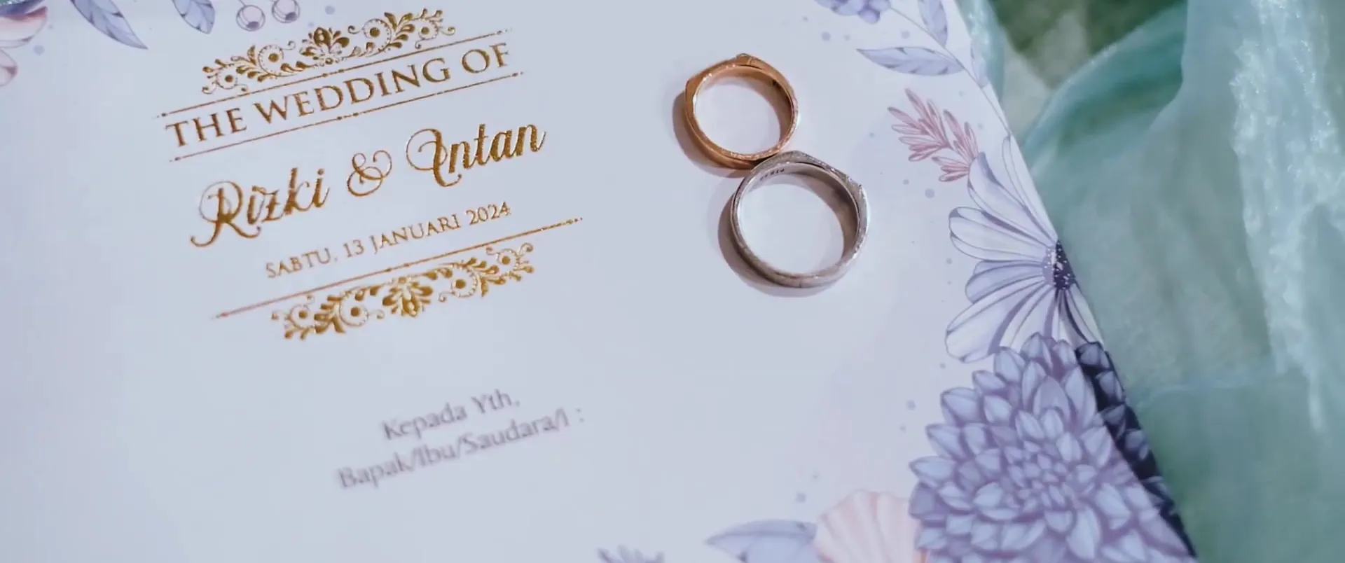 Undangan pernikahan dengan sepasang cincin